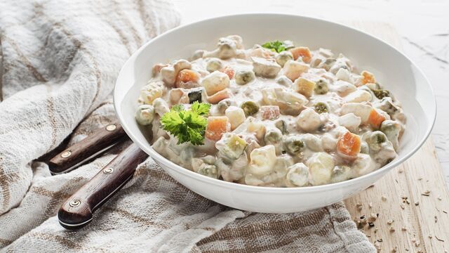 Не хотите класть в оливье жирную колбасу? Есть 5 вкуснейших альтернатив, чем ее заменить