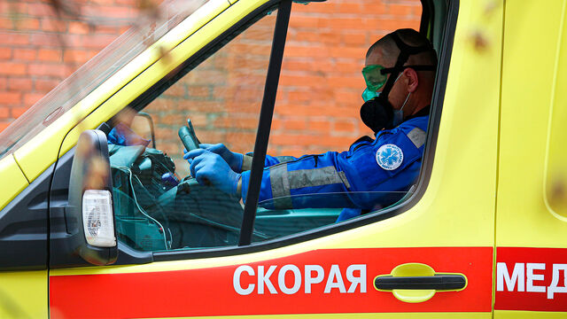Во время движения по КАДу мотоциклисту выстрелили в спину из травматического пистолета