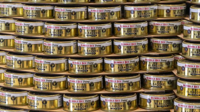 Популярные магазины продавали консервы с личинками червей: обратите внимание на список