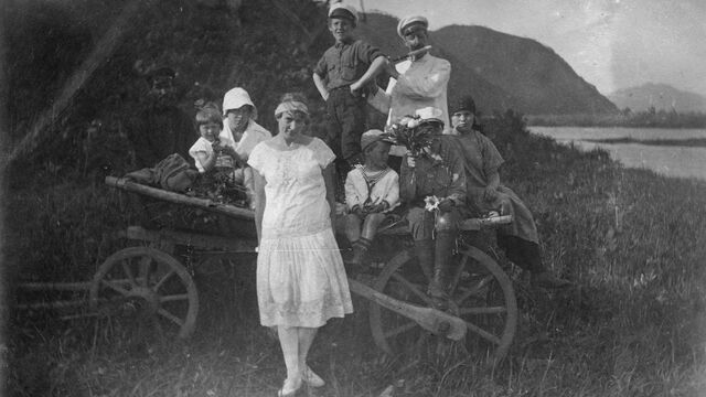В полях и с повитухами: как на Руси проходили роды, и какие «дикие» традиции остались с тех пор