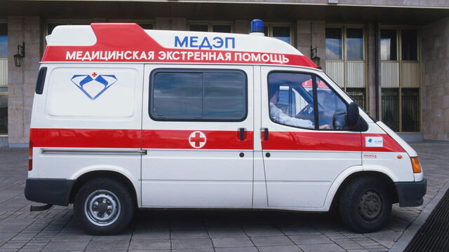 Девушку выбросили из окна и хотели увезти: жители Заставской улицы стали свидетелями жуткого происшествия