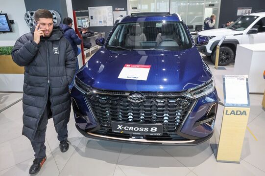 Теперь со скидкой 3 миллиона: сильный рубль катком проехался по автодилерам
