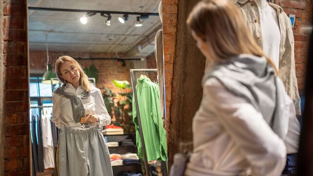 Выдают безвкусно одетую «клушу»: стилист перечислила самые антитрендовые цвета для осени