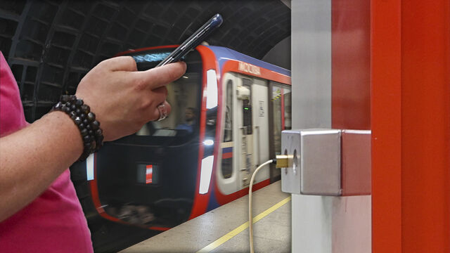 В петербургском метро появятся USB-розетки и новые правила: за опасные развлечения придется платить