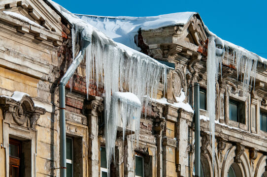 Как найти управу на коммунальщиков за несбитые сосульки: все способы решения проблемы