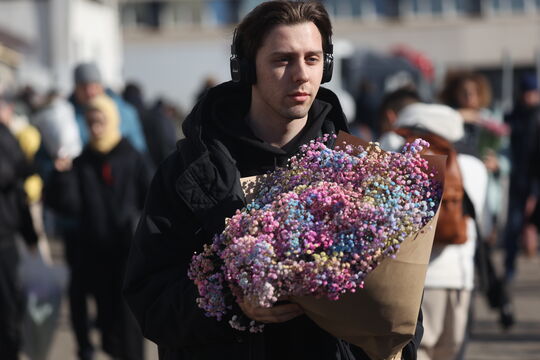 Только цветы на 8 марта: достаточно ли букета, чтобы порадовать любимую