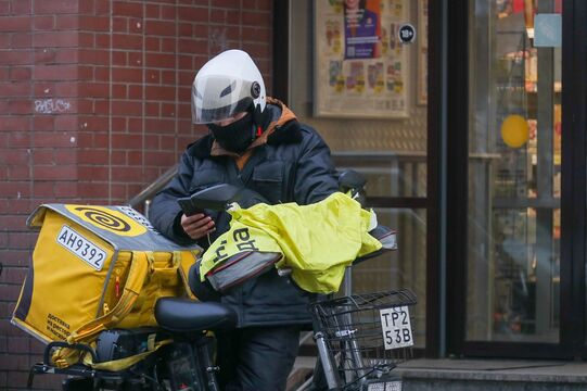 А будет еще больше: курьеры продолжают захватывать Петербург