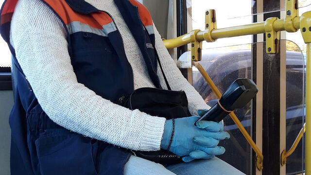 В Петербурге поднимут зарплаты сотрудникам транспортной сферы: вот сколько будут получать