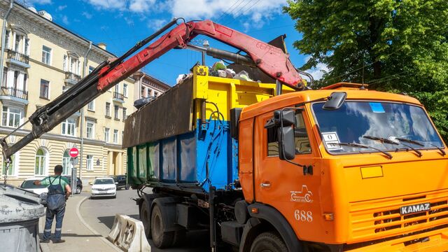В Петербурге водитель мусоровоза чуть не снес балкон в новом ЖК