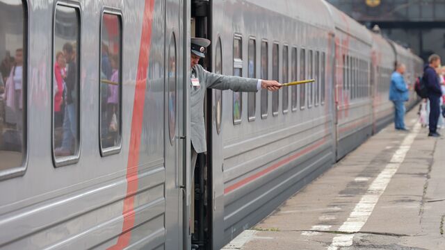 Что означают флажки проводников РЖД и почему они разного цвета