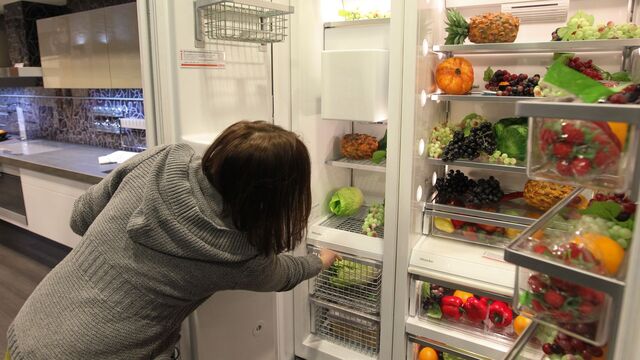 Только на нижней полке: названы продукты, которые не стоит класть в дверцу и на верхний ярус в холодильнике