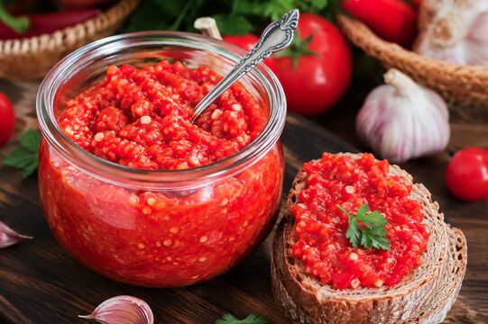 Аджику из томатов не варю, а квашу: вкус становится идеальным - за раз можно съесть целую банку