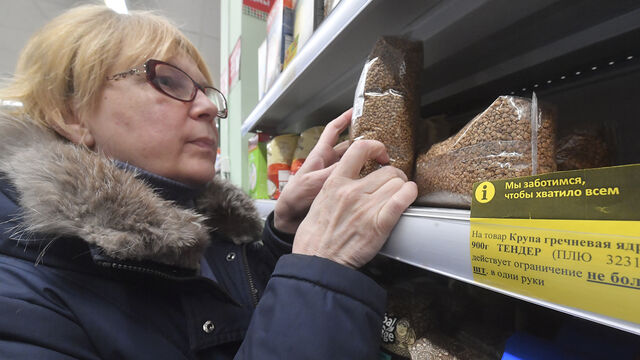 Продавцы «Перекрестков» и «Пятерочек» себе домой такое ни за что не возьмут: что нашла проверка в Петербурге