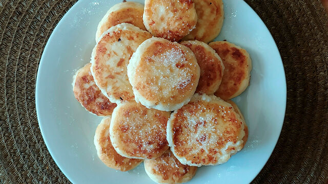 Сырники по рецепту Ивлева получаются вкусными в 10 случаях из 10: готовятся быстро и просто