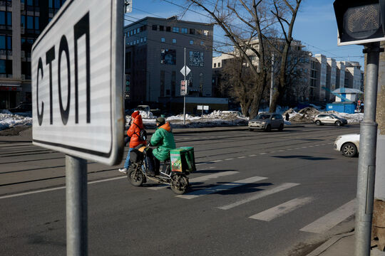 Надо ждать, пока человек перейдет «зебру», или можно сразу проехать — памятка для водителей