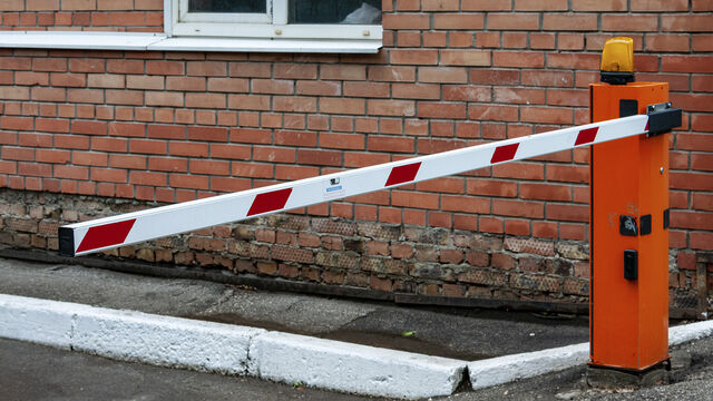 «Скоро и не пройти будет»: петербуржцы закрывают свои дворы от посторонних
