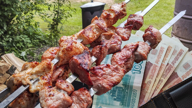 Экономить можно не только на мясе: как отдохнуть на майские, чтобы не остаться с дыркой в кармане