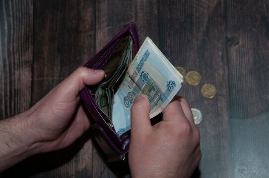 117 тысяч на бумаге: петербуржцы усомнились в «средней» зарплате от Петростата