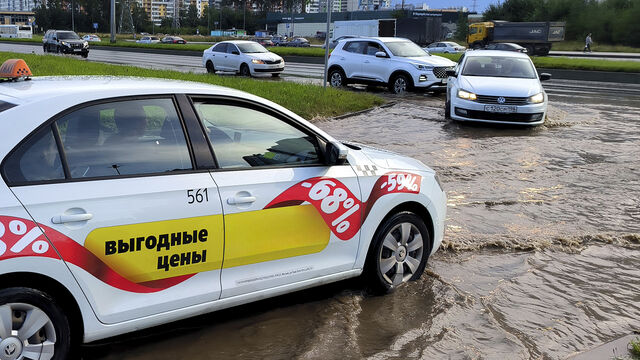 «Ни пройти, ни проехать»: Петербург тонет в лужах — горожане в отчаянии