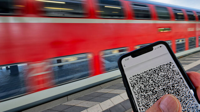 QR-код, карта и прыжок в прошлое: ожидание поезда в Петербурге станет интереснее