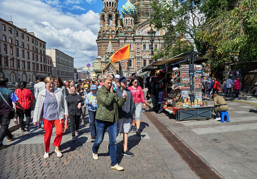 Отличить барокко от классицизма на вьетнамском: более 1000 гидов Петербурга готовятся к рекордному турпотоку