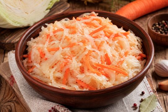 Квашу капусту только так - хрустит словно свежая: настолько вкусно, что съедается целыми банками