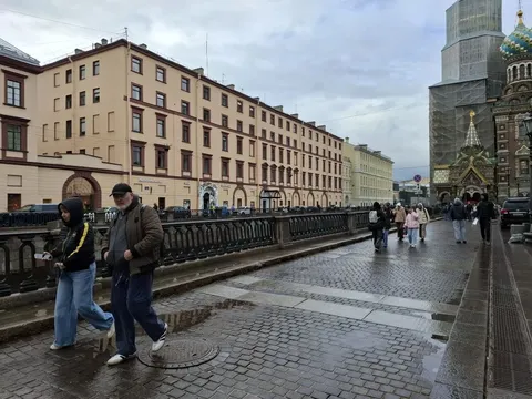 Петербургский вайб: почему молодежь Северной столицы бежит с «удаленки», но не хочет на заводы