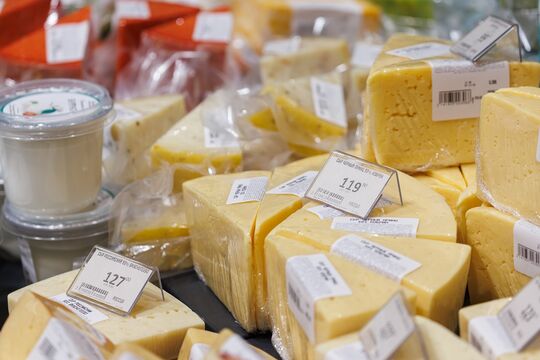 Фальшивый сыр «шагает» по сетям: в Петербурге проверили популярные магазины и вот что выяснили