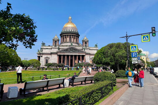 Белые розы Романовых и боярышник у Невы: где в Петербурге искать новые сады-трансформеры