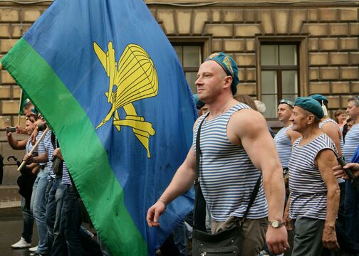 Голубые береты, вертолеты и полевая кухня: Петербург готовится к Дню ВДВ