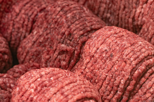 Продукты вне закона: куда исчезает «бракованное» мясо из петербургских магазинов