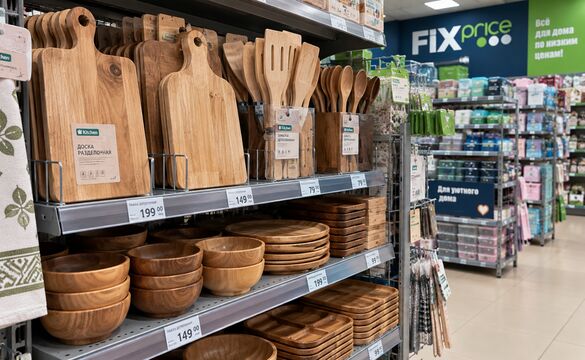 Тащу из Fix Price деревянную посуду ящиками по 10 штук — стоит копейки, но для дачи и дома нет вещи нужнее