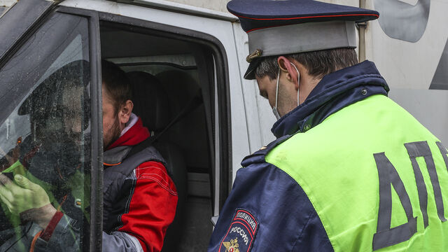 Светофор — враг, встречка — пропасть: сколько теперь стоит нарушение ПДД и можно ли сохранить права