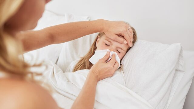 Школы закрываются, детей отправляют домой: в Петербурге не на шутку разбушевалась пневмония
