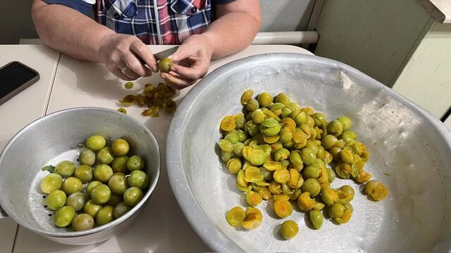 Сливу по полдня больше не чищу — знаю простой лайфхак: ни одна косточка не проскочит