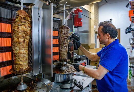 Мясо и начинка вторичны, соус — всему голова: раскрываем секрет питерской шавермы с шеф-поваром