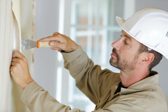 Хотела подклеить обои, а за шкафом — чёрные пятна: зачистила, и стена снова белоснежная и гладкая