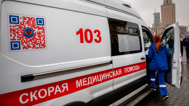 В Петербурге мужчина получил ожоги при падении в яму с кипятком