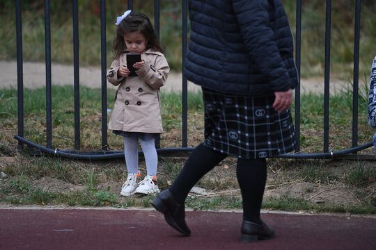 Защита от цифрового мира: петербургские депутаты хотят обязать родителей контролировать детей
