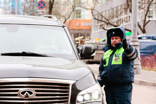 В Петербурге новые штрафы для владельцев авто: теперь даже со двора выезжать не надо