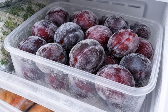 Скупаю дешёвые сливы и замораживаю мешками — не на пироги и компоты, делаю изысканную закуску