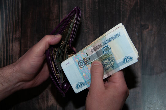 «Цифры с моря надуло»: петербуржцев удивила зарплата в 115 тысяч рублей
