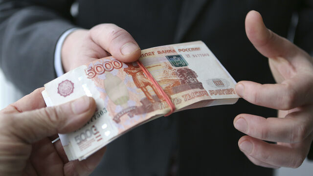 Деньги и суеверия: почему в России не принято брать купюры прямо из рук