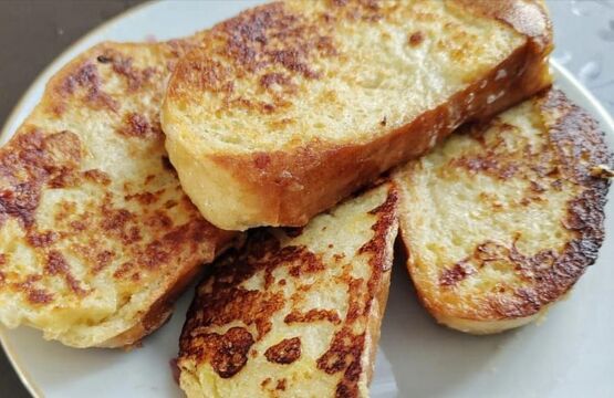 Молоком гренки не заливаю – добавляю 2 ложки сметаны: хрустящая корочка, нежнятина внутри