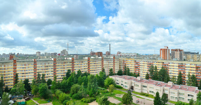 В Петербурге благоустроят территории 65 школ и детсадов к 1 сентября