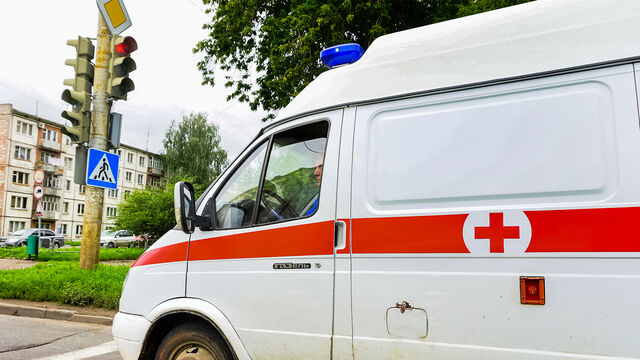 В Петербурге рабочий упал с высоты и получил ранение в шею