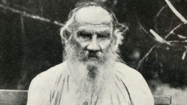 Считаете, что писателя зовут Лев Толстой — фатальная ошибка: вот как раньше писалось его имя