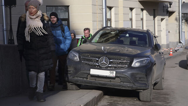За парковку на тротуаре – в карман: новые штрафы в Петербурге могут вырасти до 7500 рублей