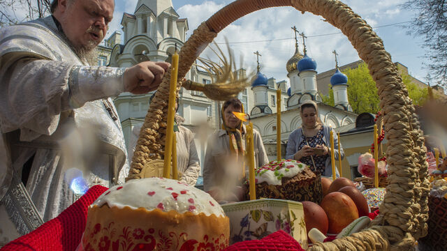 Отправиться в храм или купить готовые? Священник ответил на вопрос, стоит ли брать уже освященные продукты