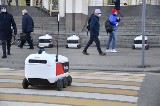 Роботы-курьеры на улицах Петербурга: кто ответит за ДТП с роботом